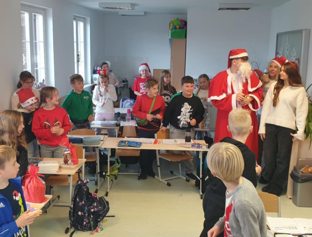 ba8163df 4b2c 9517 3648ffde2585 9518