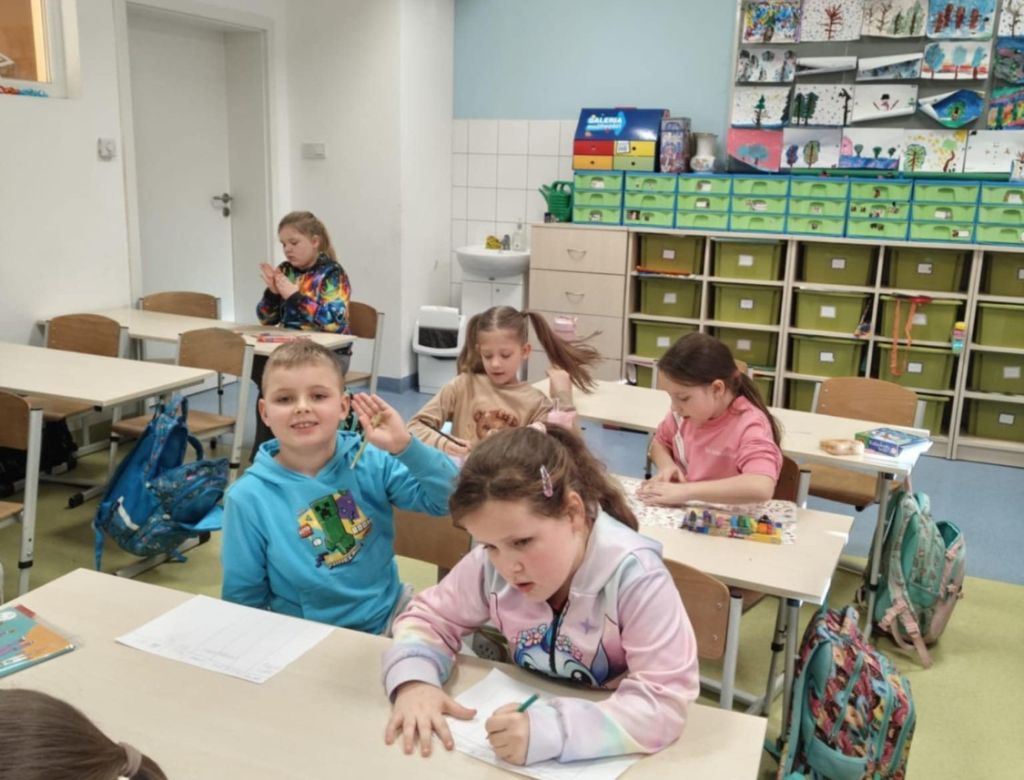 42fa3a49f3 48c6 a354 085d12312431 9853